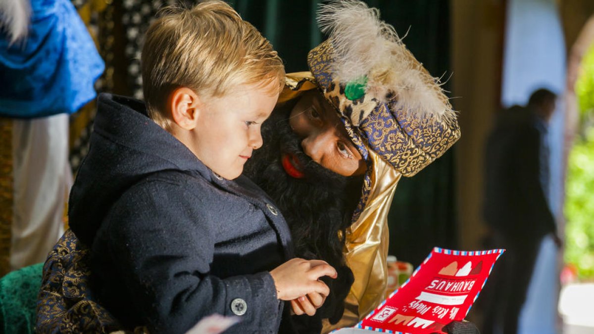 Els patges reials recullen les cartes dels nens i nenes de la Canonja