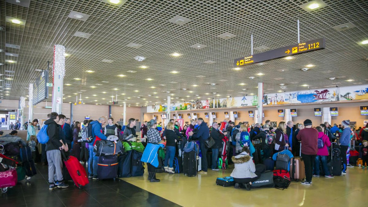 Una avaria a la facturació reté prop de 700 passatgers a l'Aeroport
