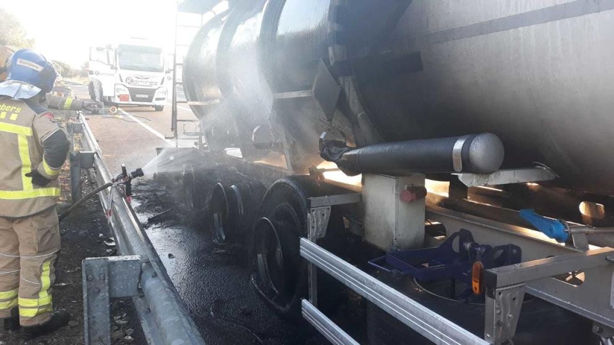 El incendio de las ruedas de un camión que llevaba materia peligrosa obliga a cortar la AP-7 en Cambrils