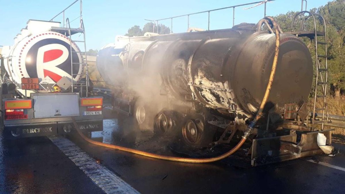 El incendio de las ruedas de un camión que llevaba materia peligrosa obliga a cortar el AP-7 en Cambrils