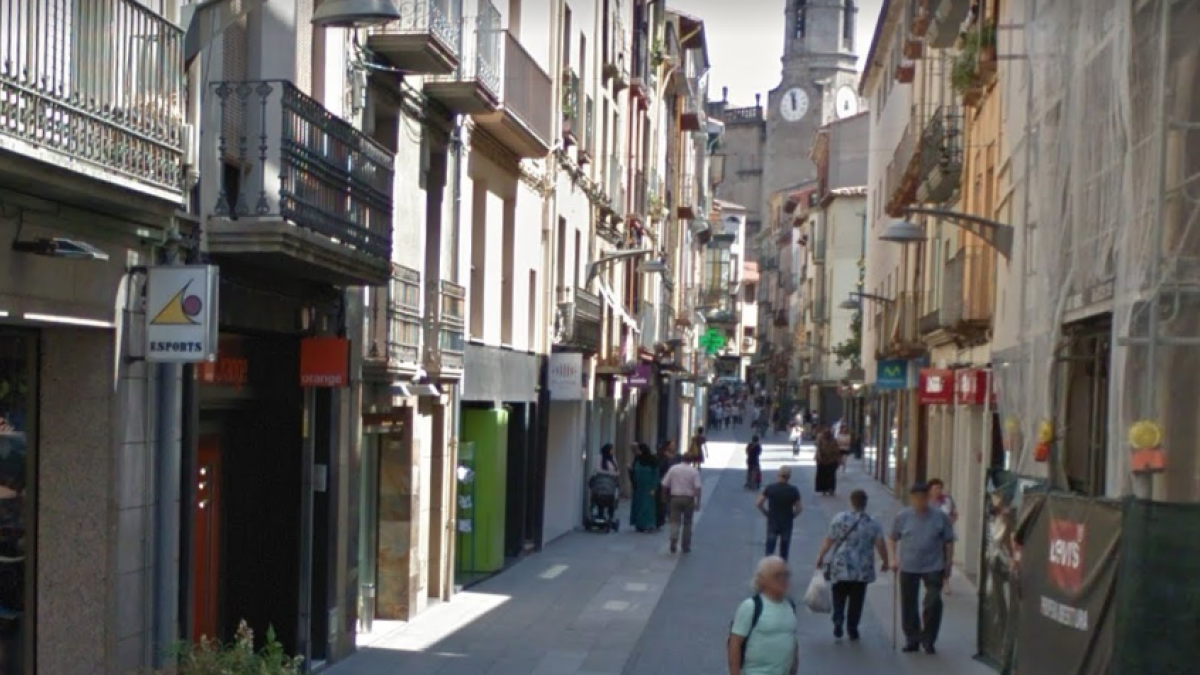 Los clientes de una tienda persiguen a un ladrón por la calle y consiguen retenerlo