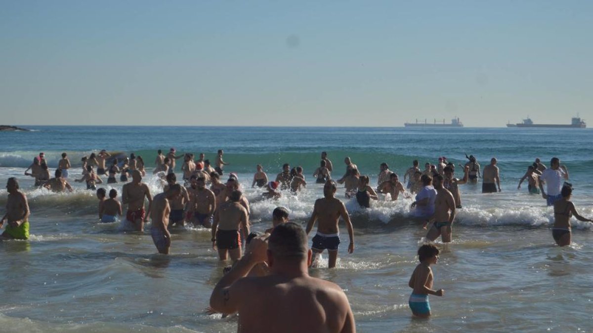 Éxito en la participación en el baño de Sant Silvestre de Tarragona