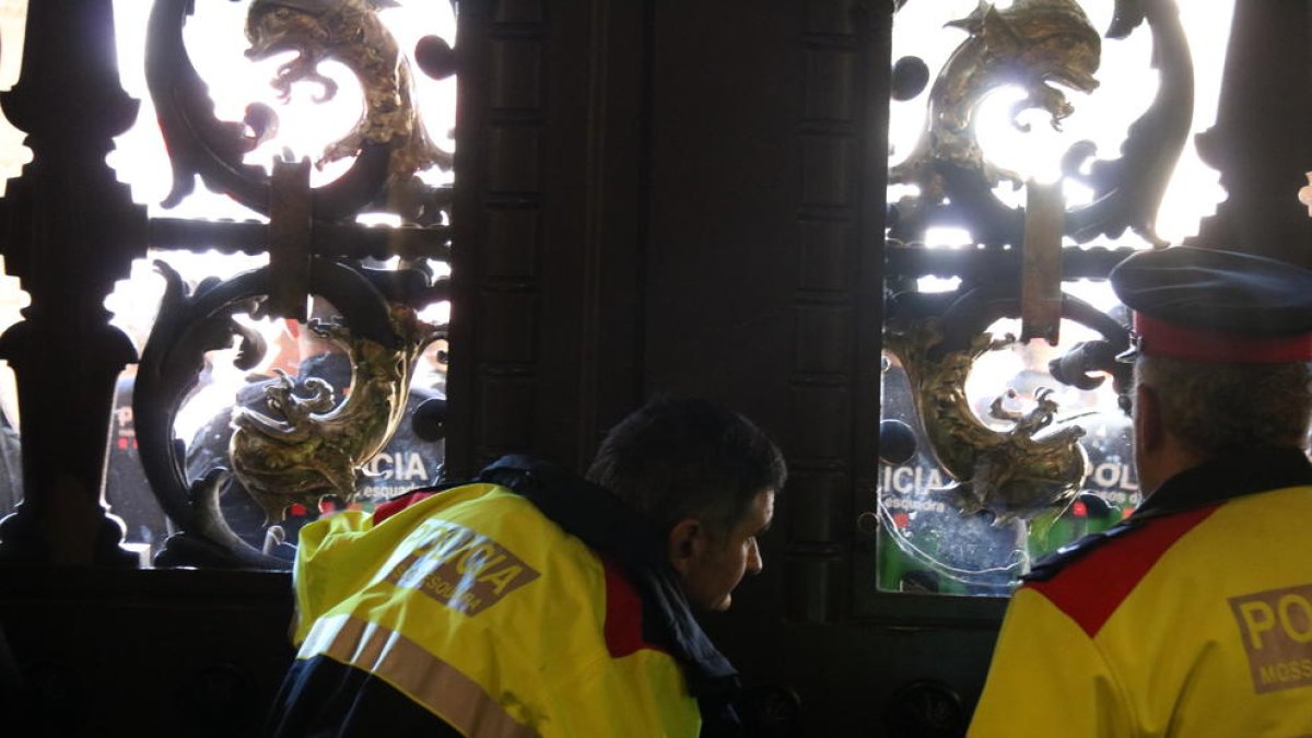 Los médicos concentrados en el Parlament intentan entrar en la cámara