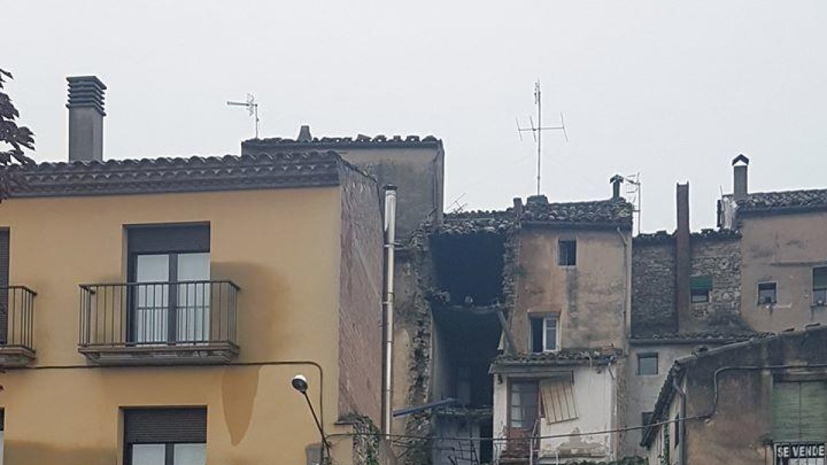 Se hunde una casa deshabitada sobre otra vivienda vacía en Santa Coloma de Queralt