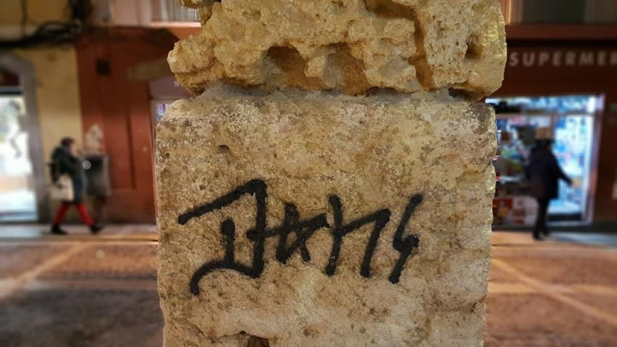 Denuncien la presència d'una pintada ls porxos medievals del carrer Merceria de Tarragona