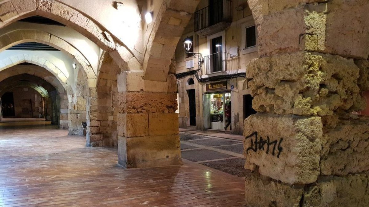 Imatge dels porxos del carrer Merceria de Tarragona.