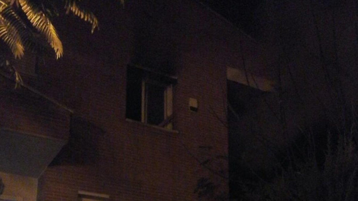 Un noi de 19 anys resulta ferit en un incendi en una casa a la Selva del Camp