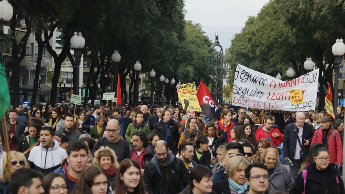 Mig miler de docents i universitaris recorren Tarragona perquè es reverteixin les retallades