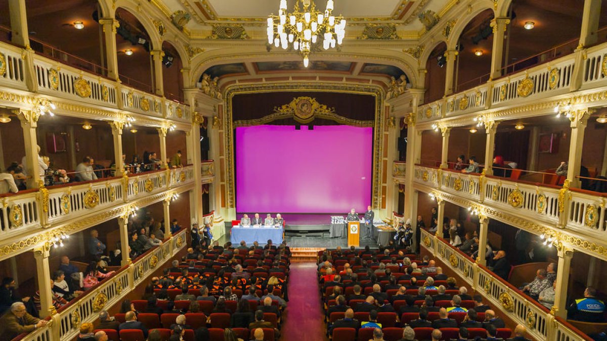 Medalles per al bomber i l'agent que van evitar que un noi saltés al tren