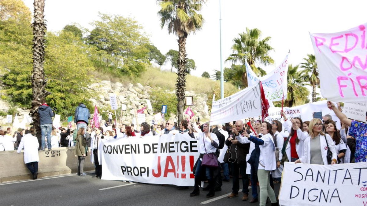 Un 75% de médicos de primaria han secundado el cuarto día de huelga, según Metges de Catalunya