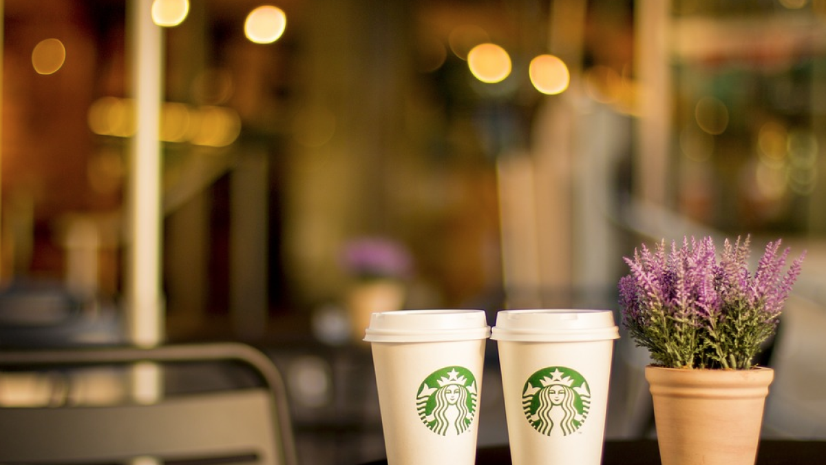 Starbucks toma medidas para acabar con los clientes que consumen pornografía en sus locales