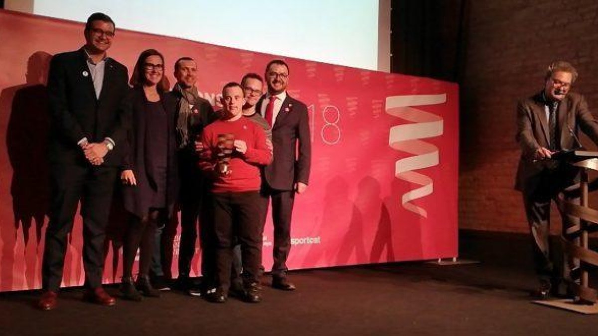 Momento de la recogida del Guardó de l'Esport otorgado al Nàstic.