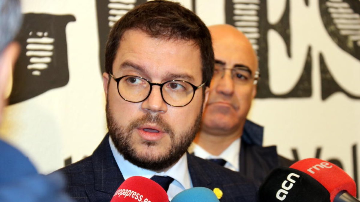 Aragonès diu que la Constitució «limita» els catalans i que la majoria la tenen «superada»