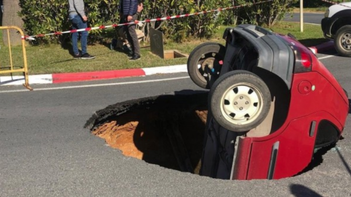 Un boquete se traga un coche en Huelva