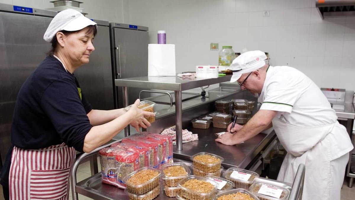 Distribuyen 4.000 fiambreras a domicilio para abuelos de Reus que no pueden cocinar