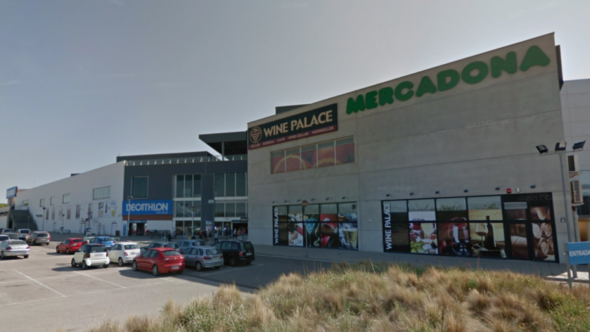 Desallotgen els establiments del Port Halley de Vila-seca per una forta olor