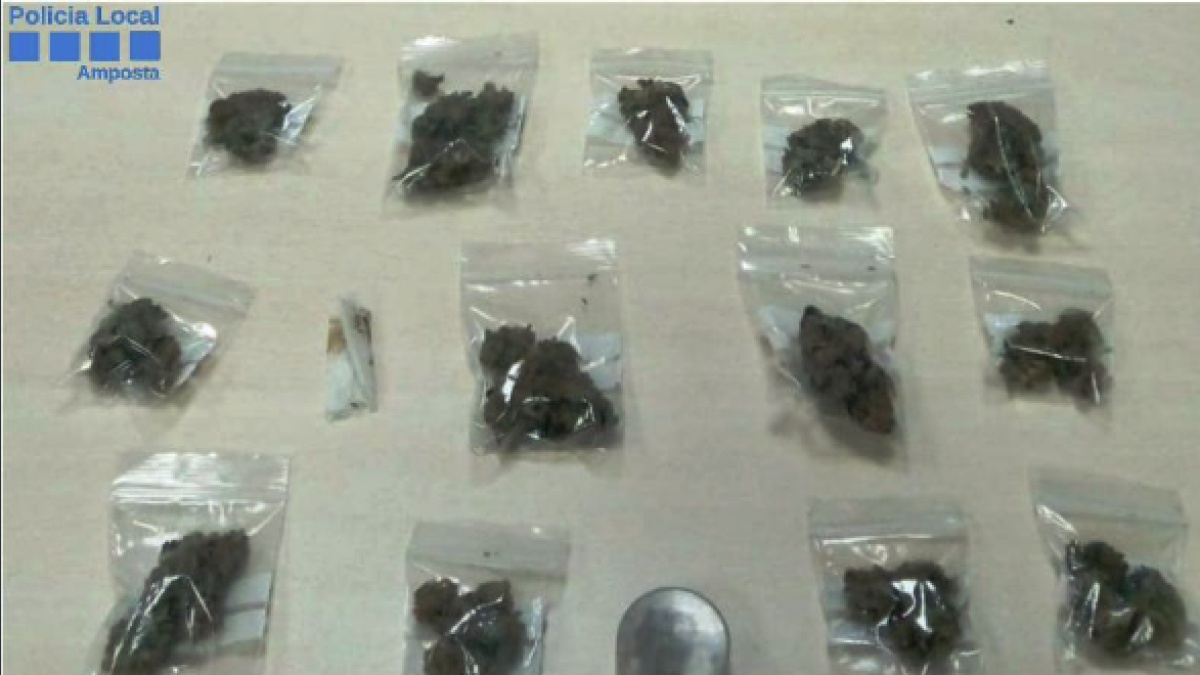 Detingut un home a Amposta amb tretze bossetes de marihuana