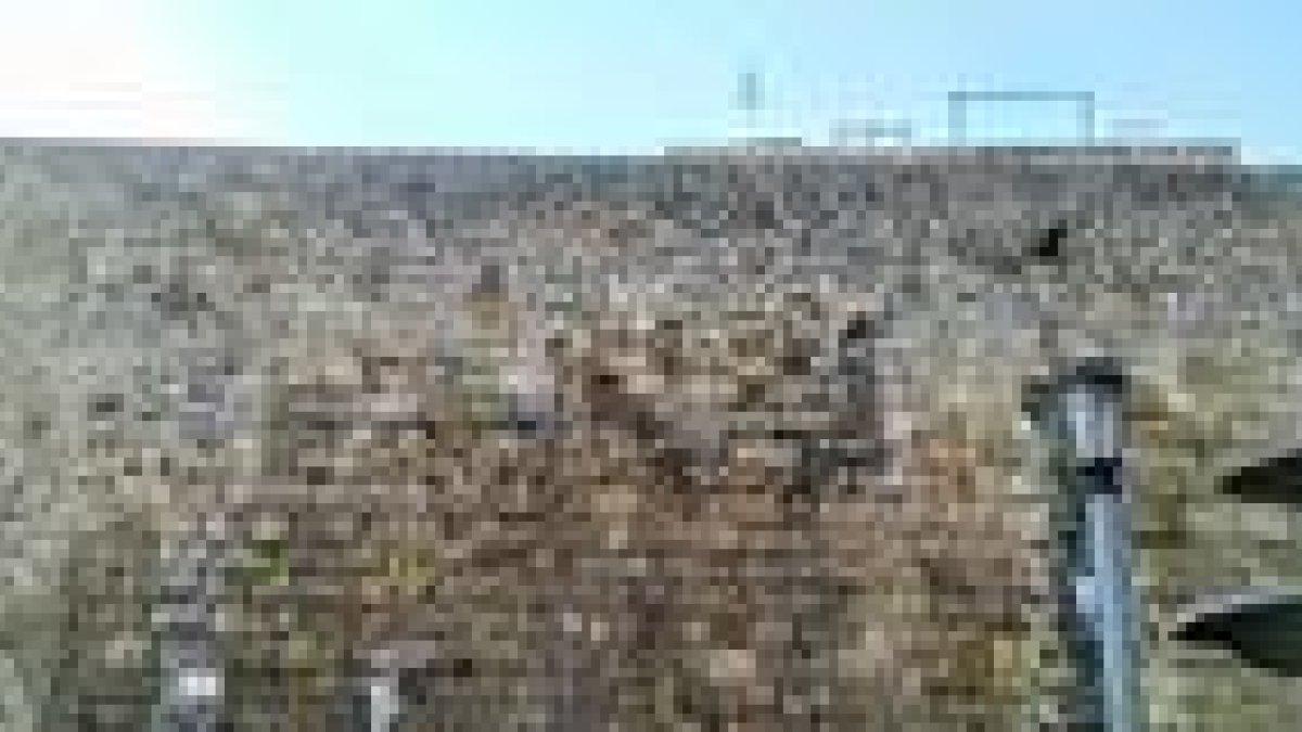 El gobierno retira los lazos amarillos de la muralla para «preservar» el patrimonio