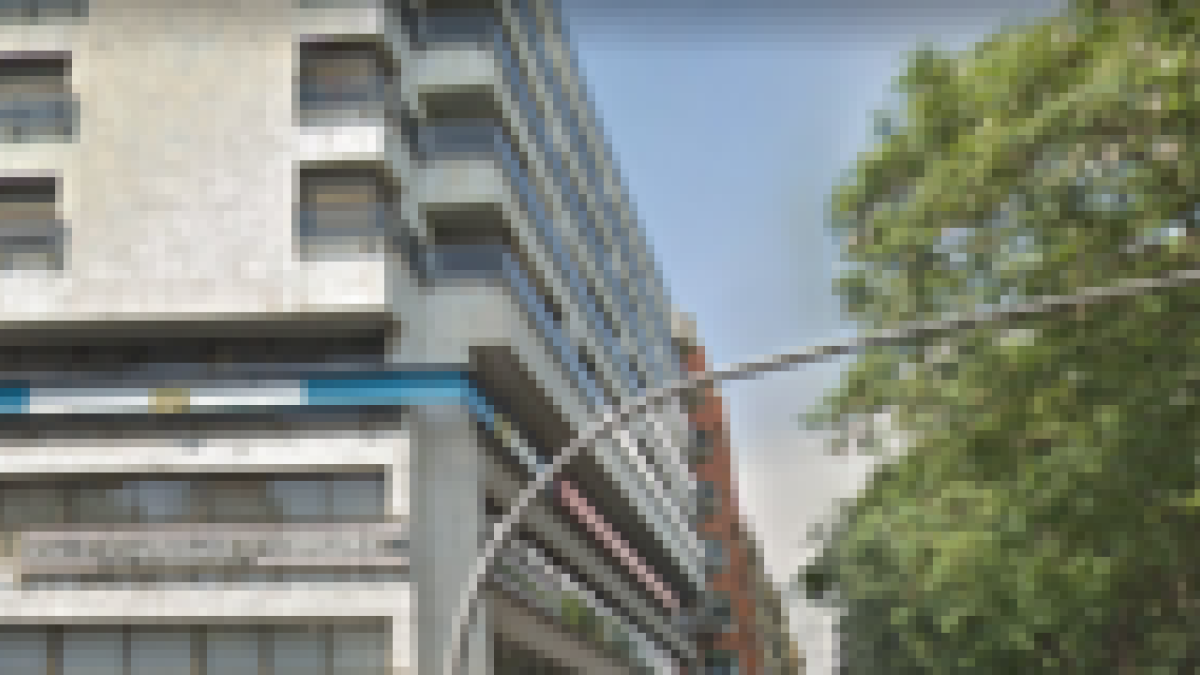 Cau a la via pública la mampara de la terrassa d'un quart pis de la Rambla Nova