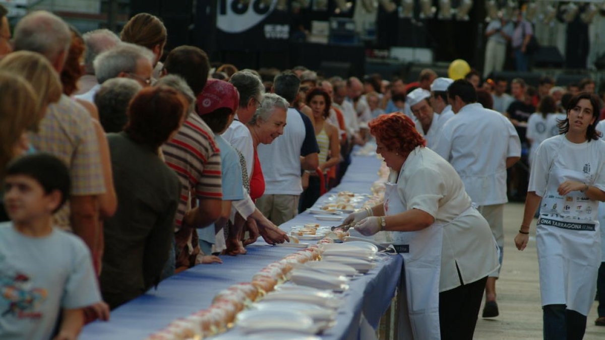 Los 75 metros del Pastís de Santa Tecla, hoy en la plaza de la Font