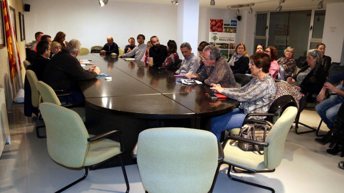 La comisión jurídica perfila varias líneas de actuación para parar el vertedero de Riba-roja d'Ebre
