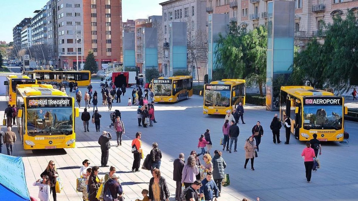 Los nuevos buses urbanos de Reus, presentación buses plaza de la Llibertat