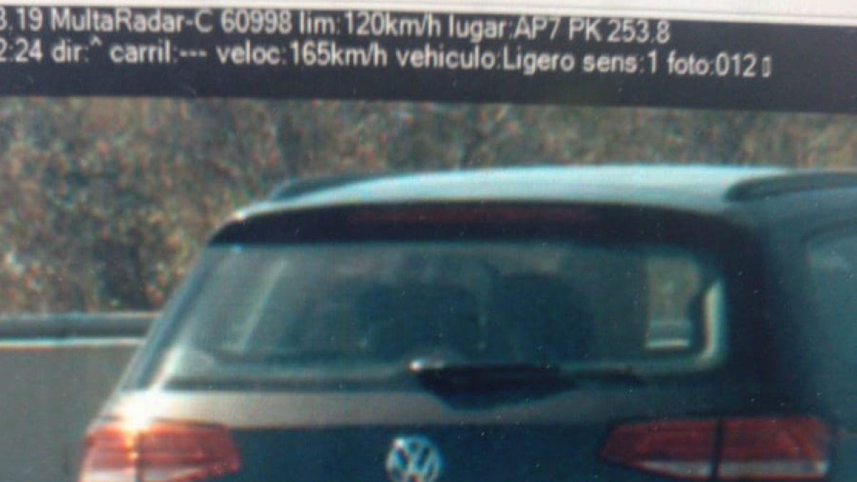 Detenido un conductor en Tarragona después de lanzar por|para la ventana del vehículo un bolso de mano robado