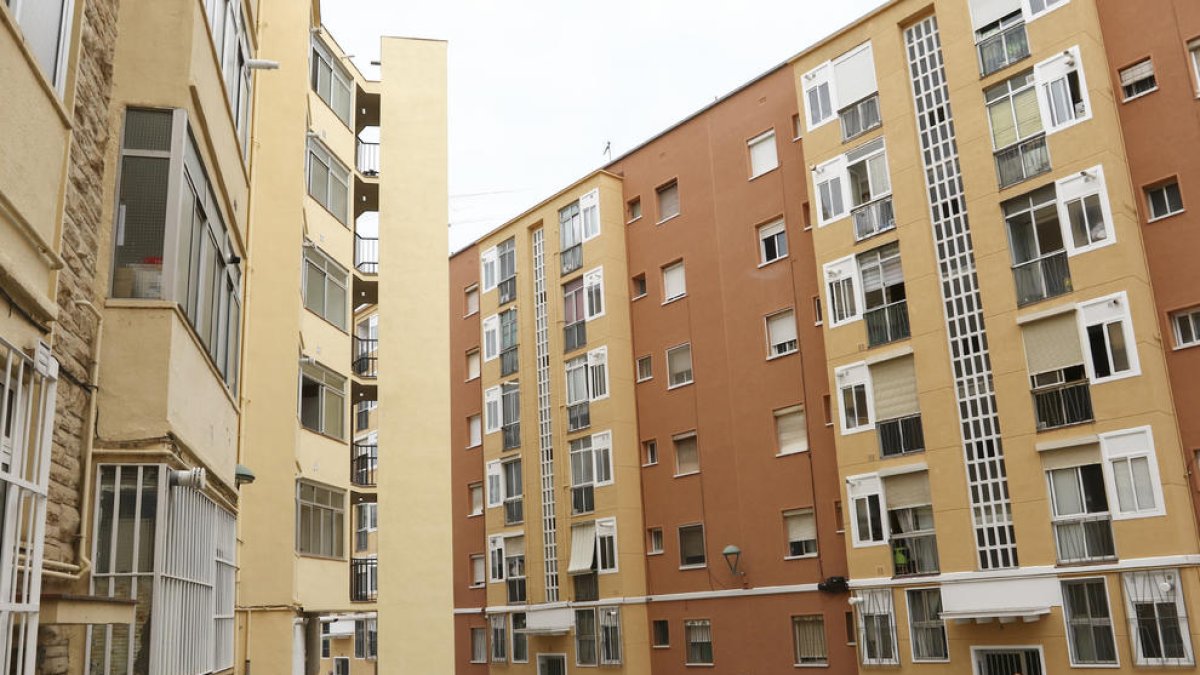 El número 12 de la calle Goya de Tarragona es el primer bloque|bloc en ascensor en la acera