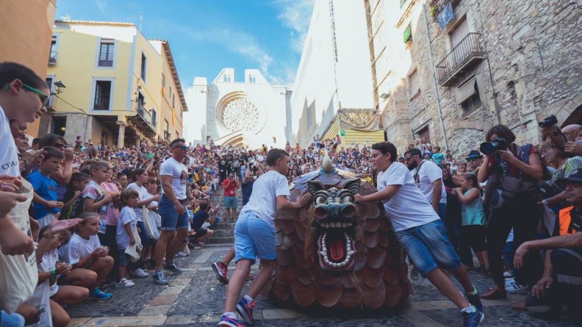 Los Gegants Vells pequeños se incorporan a una Baixadeta con nuevo recorrido