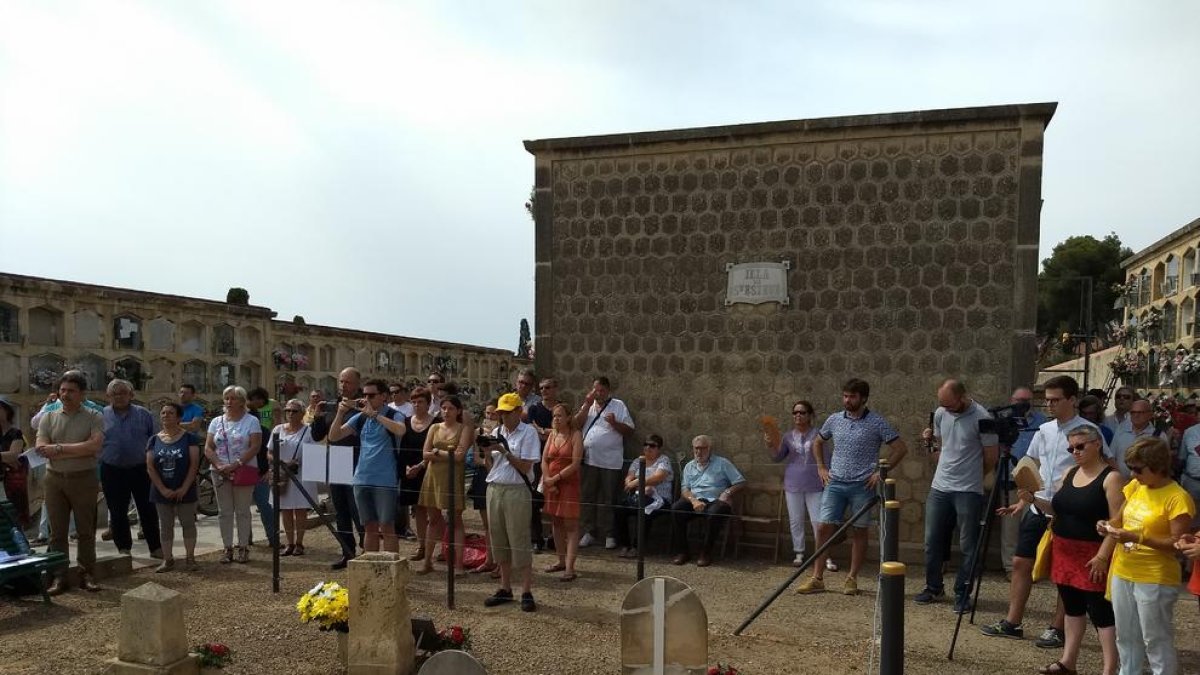 Castaño es compromet a dignificar les fosses amb afusellats per Franco