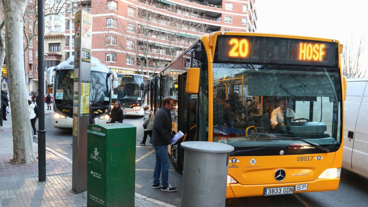 Usuaris dels busos urbans es queixen del perill de les parades a les Oques