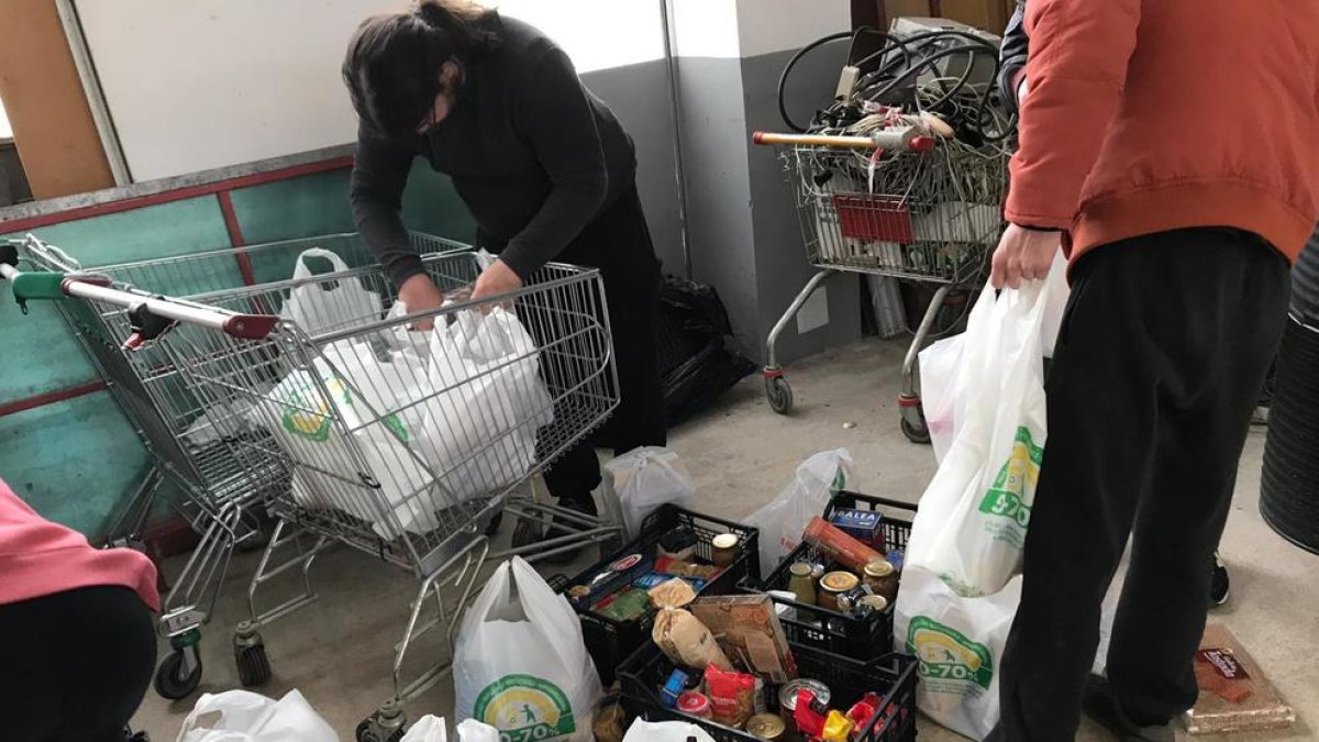 Vecinos de Ponent y comercios trabajan juntos para recoger alimentos básicos