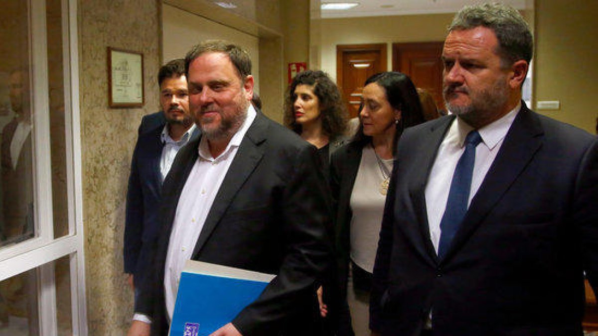 El líder d'ERC, Oriol Junqueras, als passadissos del Congrés recollint les credencials de diputat el 20 de maig del 2019.