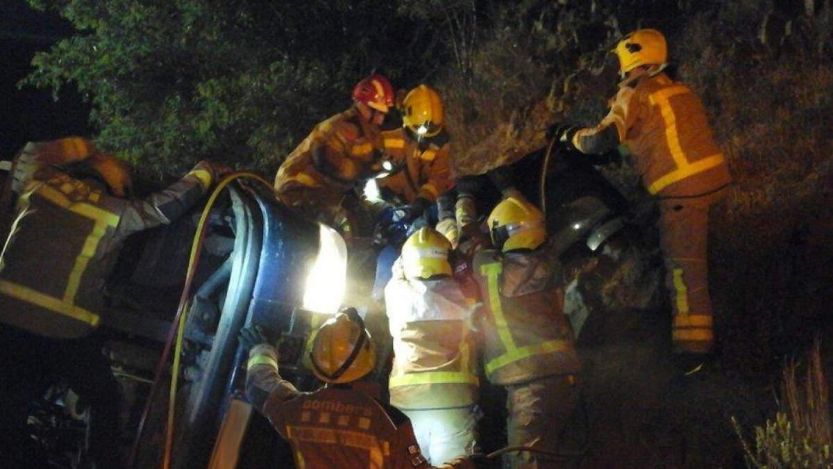 Imatge dels Bombers treballant en l'excarceració dels dos ferits. Falset