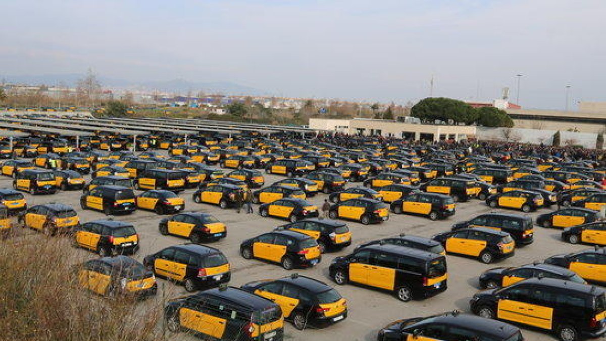 Imagen del área de espera de la T2 llena de taxis justo antes que se dirigieran a la Gran VIa.