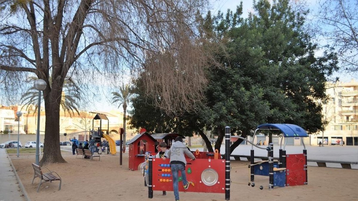 El parque de la Riera de Vila-seca estrena nuevos juegos infantiles