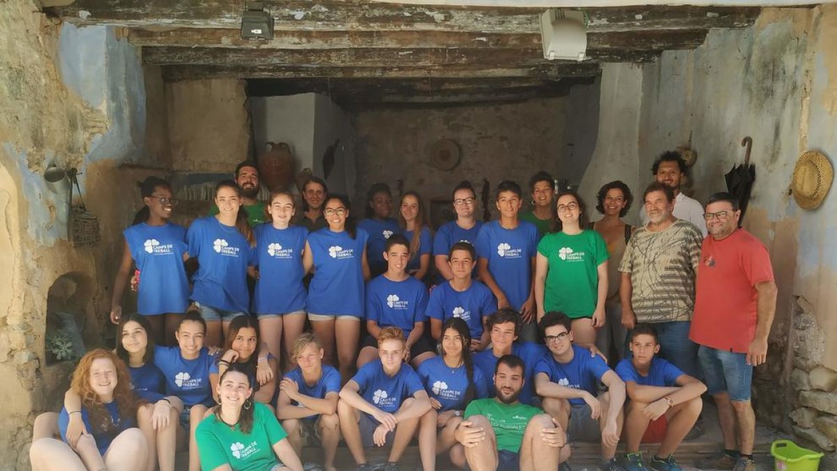 Una vintena de joves participen en un camp de treball a la Masia de Castelló