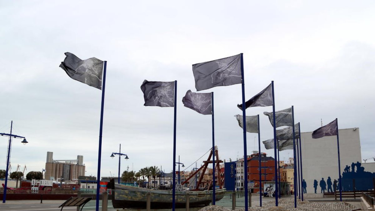 L'exposició '13 banderes fosques' reflexiona sobre l'horror de la Guerra Civil Espanyola a Tarragona