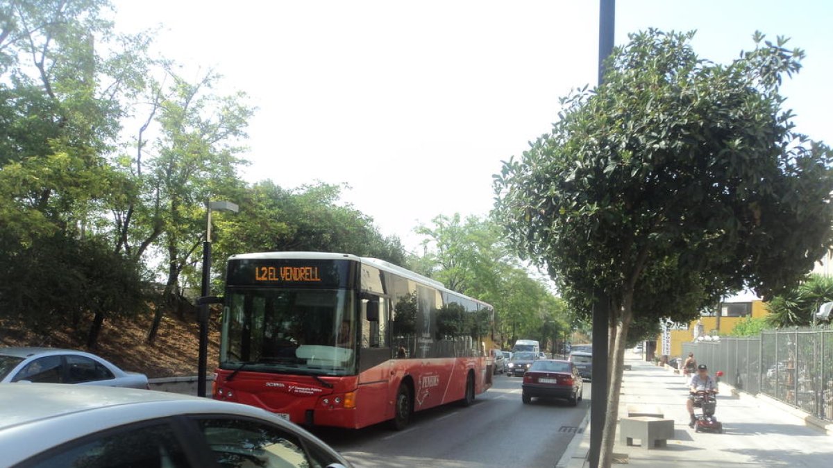Recullen signatures perquè el bus de la línia de l'hospital sigui adaptat