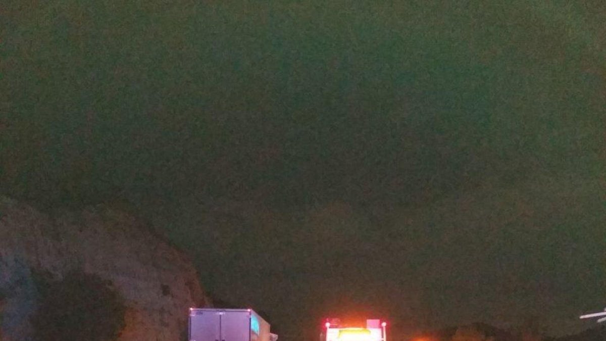 Una furgoneta con botellas de aceite choca con un camión en la AP-7 y el líquido se derrama en la vía