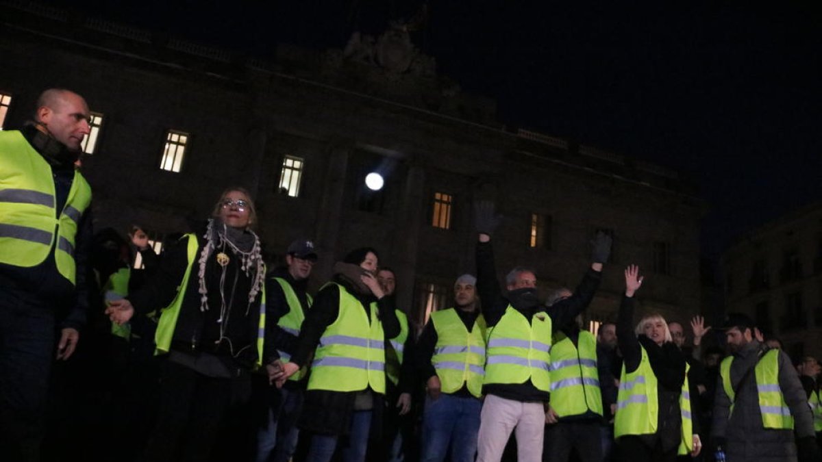 Els taxistes es plantegen bloquejar la frontera amb França amb els armilles grogues