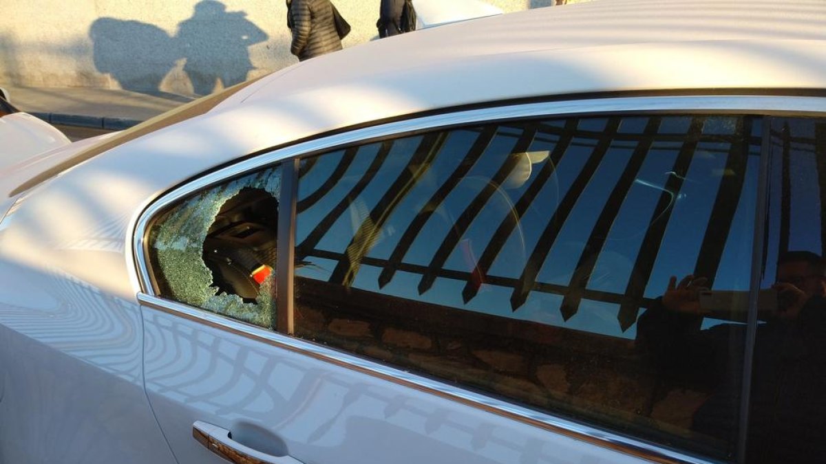 Imatge d'un cotxe estacionat al carrer del Mar amb un vidre trencat.