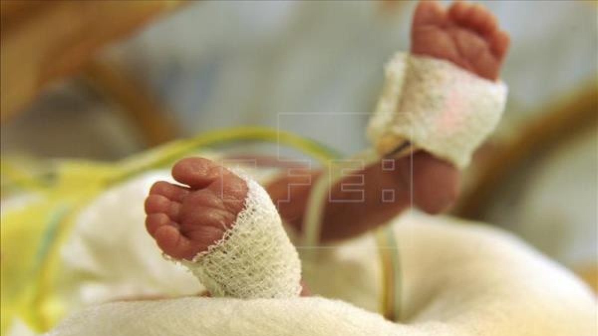 Muere un bebé prematuro después de sufrir quemaduras en una incubadora improvisada