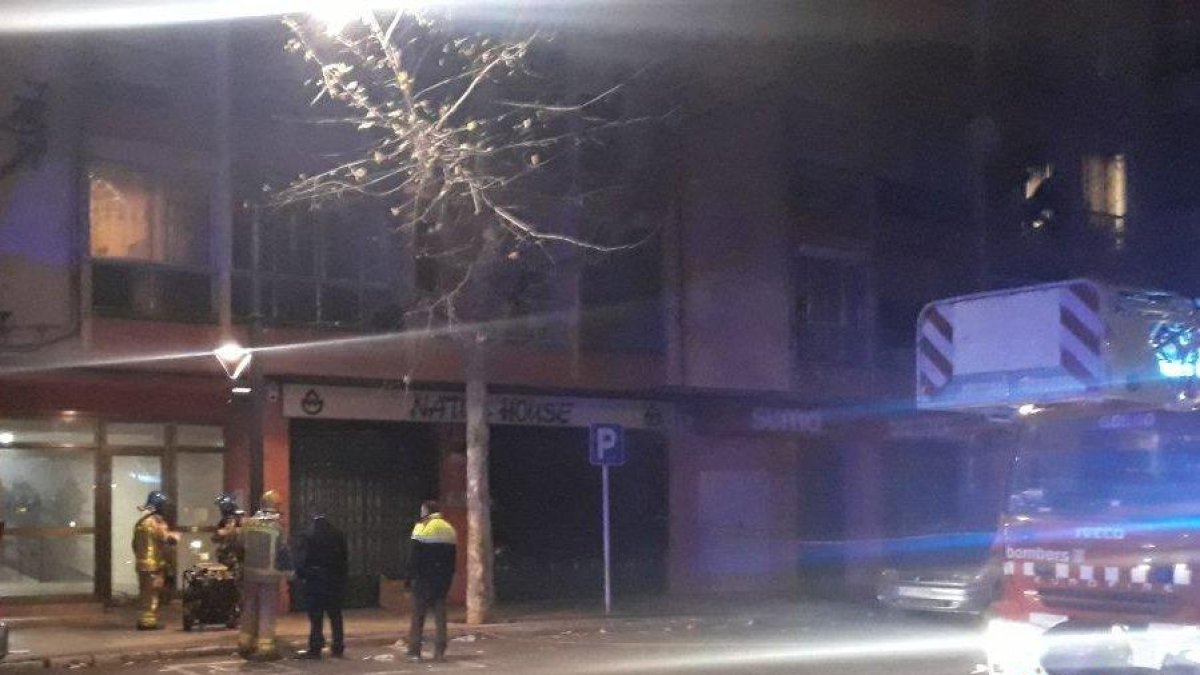 Quatre intoxicats lleus per fum en l'incendi d'un domicili a Reus