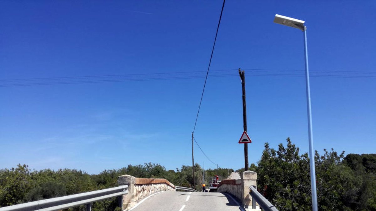 Instal·len tres fanals solars amb tecnologia LED a Altafulla