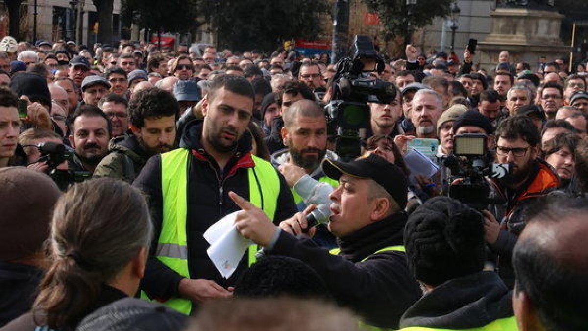 'Tito' Álvarez dimiteix com a portaveu del comitè de vaga dels taxistes en plena assemblea