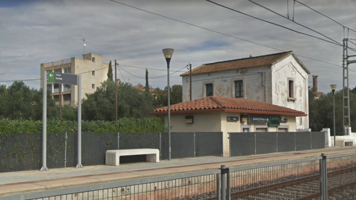 Una chica se cae de una altura de 6 metros a las vías del tren de Roda de Berà