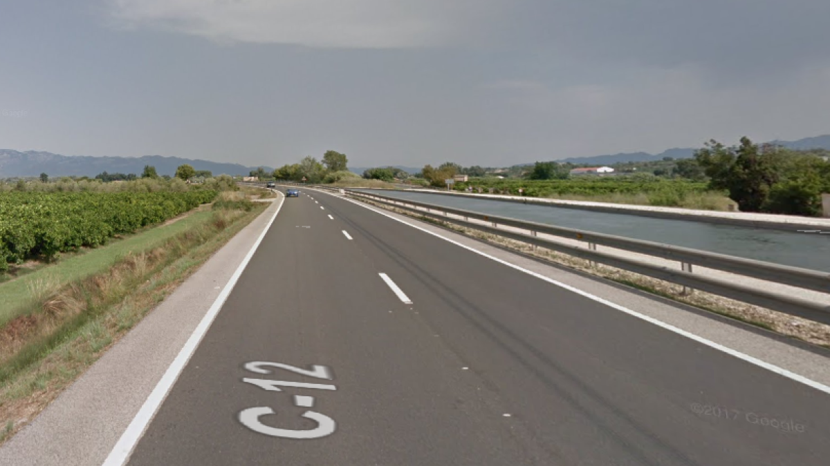 Un vehicle dona diverses voltes de campana i el conductor resulta ferit lleu