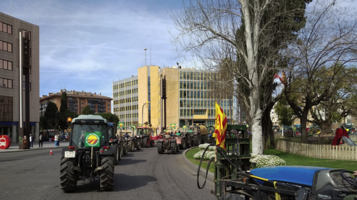 La tractorada dels pagesos de Tarragona passant per la Imperial Tàrraco.
