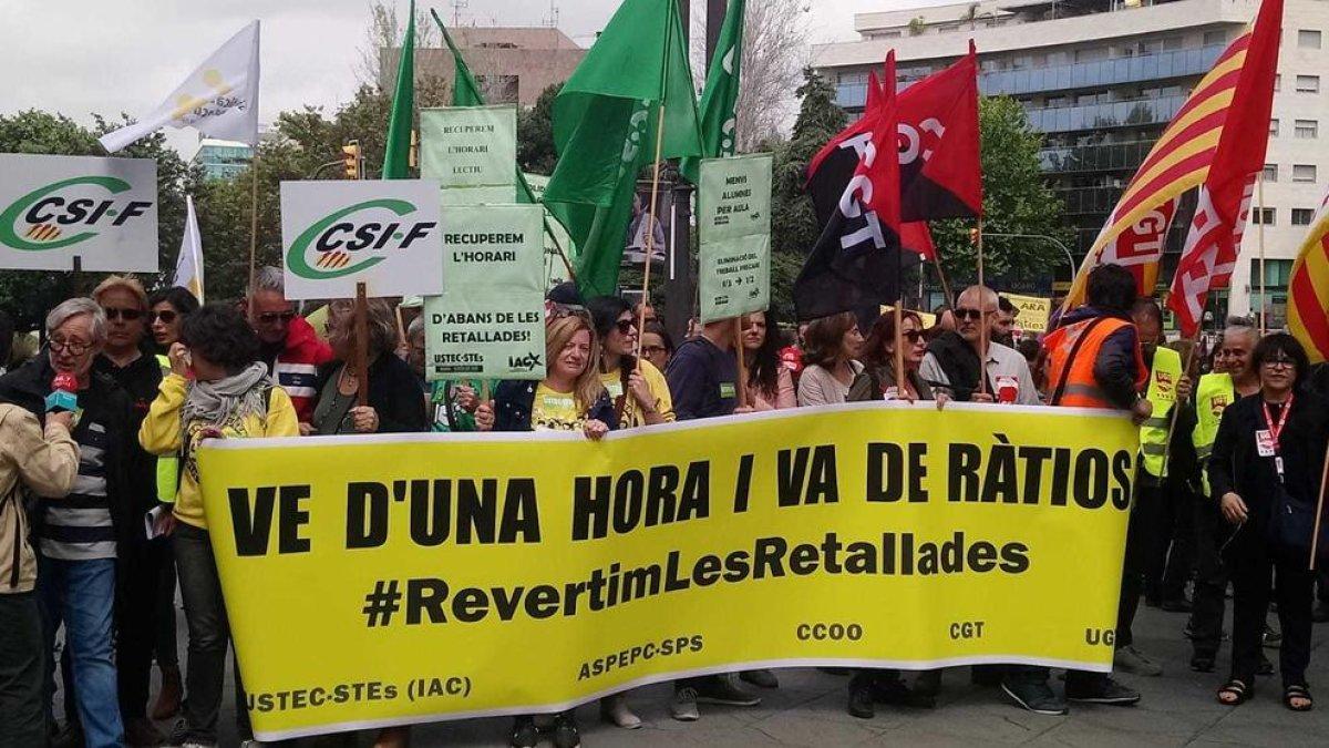 Más de un centenar de personas se manifiestan en Tarragona para que se reviertan los recortes en enseñanza